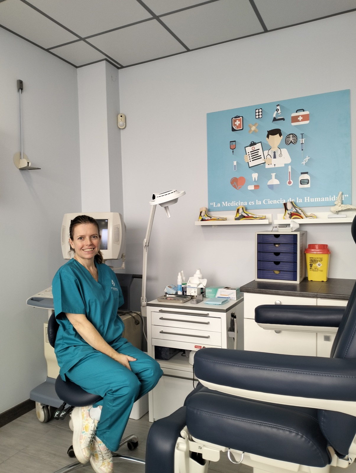 Consulta de podología en Málaga con sillón clínico e instrumental