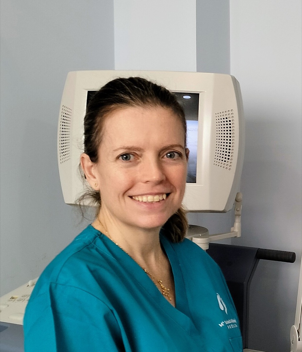 Mª Soledad Albaladejo, podóloga en Málaga, en su consulta